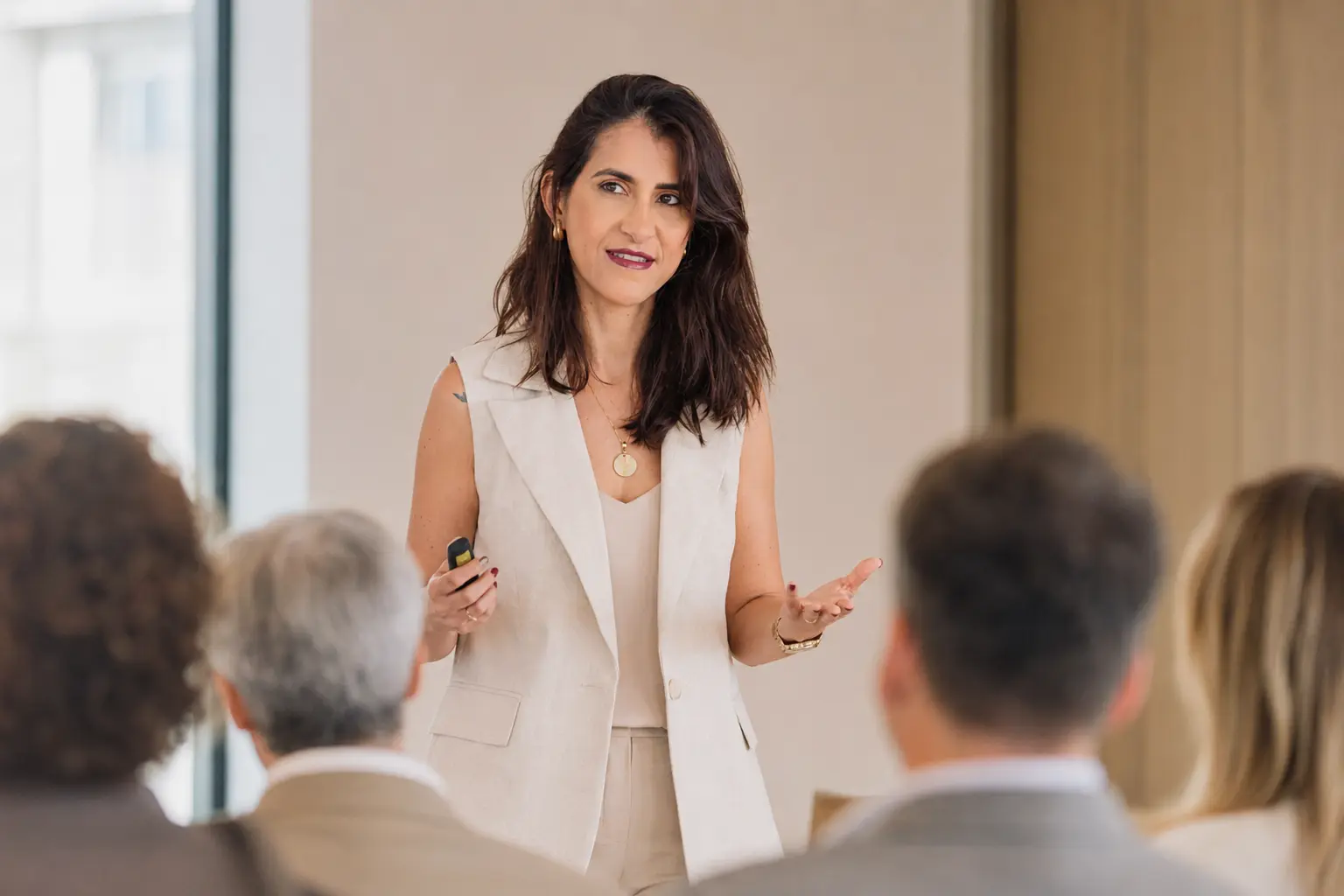 Juliana Ribeiro falando sobre seu trabalho
